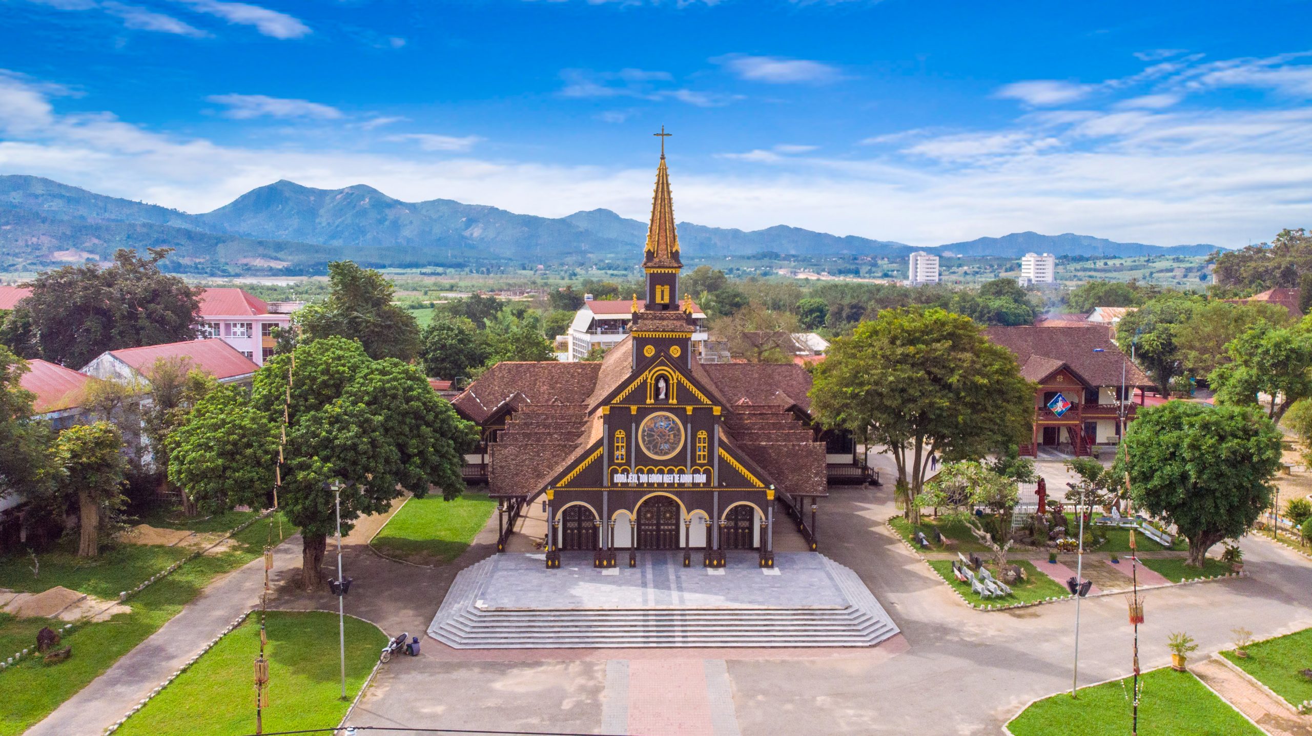 Nhà thờ gỗ Kon Tum